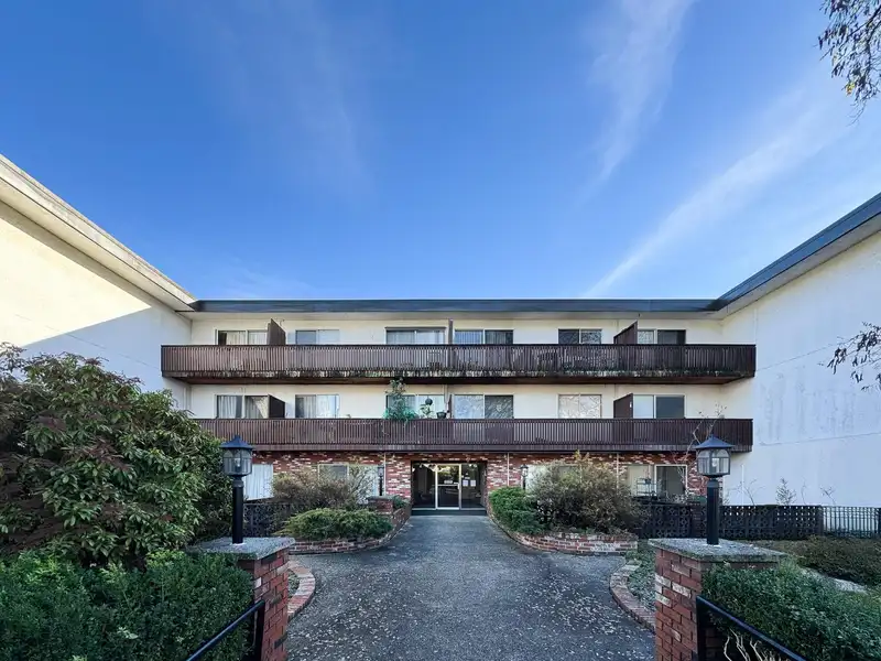 211 910 FIFTH AVENUE - photo 1 of 13
