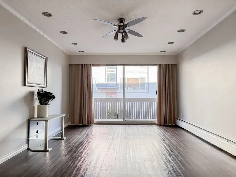 211 910 FIFTH AVENUE - photo 2 of 13