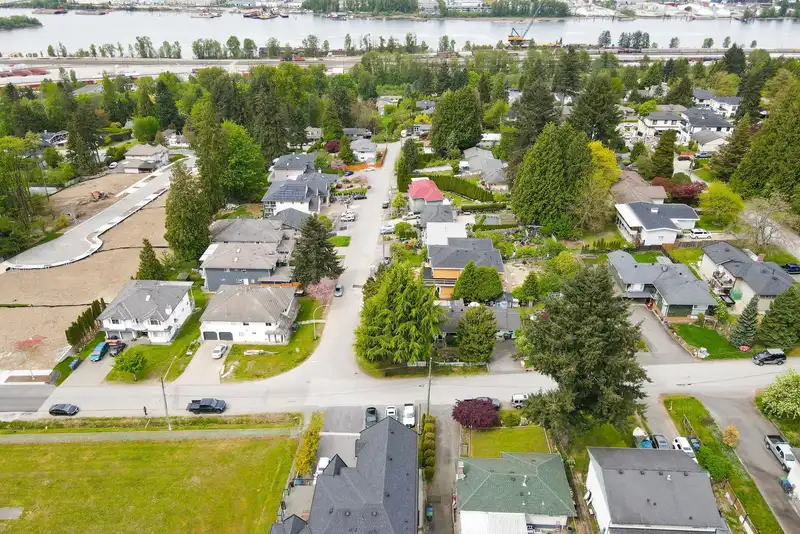 13909 114 AVENUE - photo 1 of 25