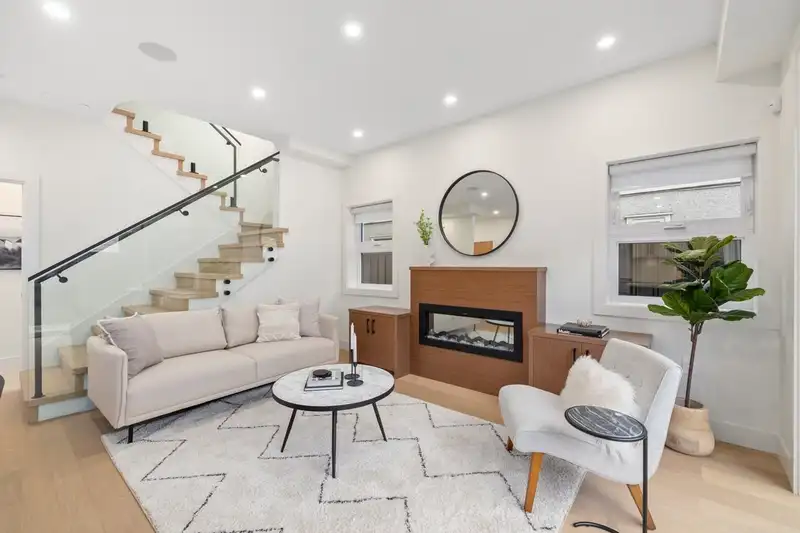 2 736 E 32ND AVENUE - photo 3 of 32