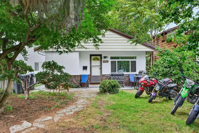2357 HAWTHORNE AVENUE - photo 3 of 14