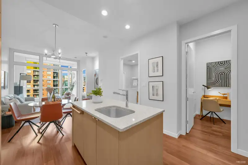 903 1205 HOWE STREET - photo 4 of 35
