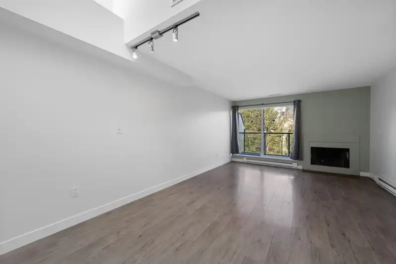 3 1355 W 4TH AVENUE - photo 4 of 22