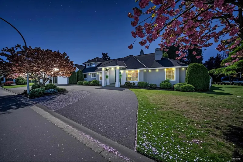 13658 19 AVENUE - photo 1 of 25