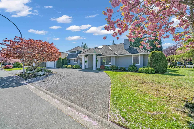 13658 19 AVENUE - photo 2 of 25