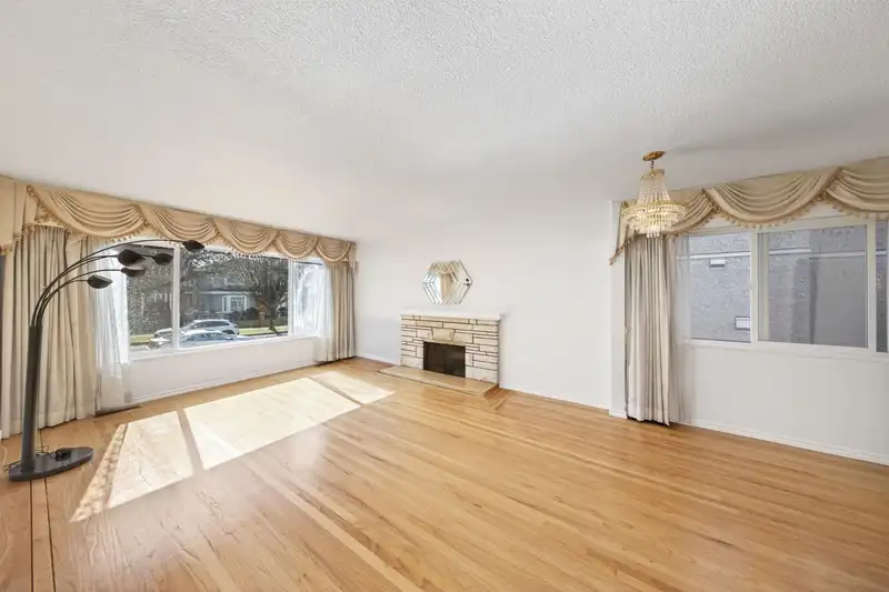 3571 E 46TH AVENUE - photo 4 of 27