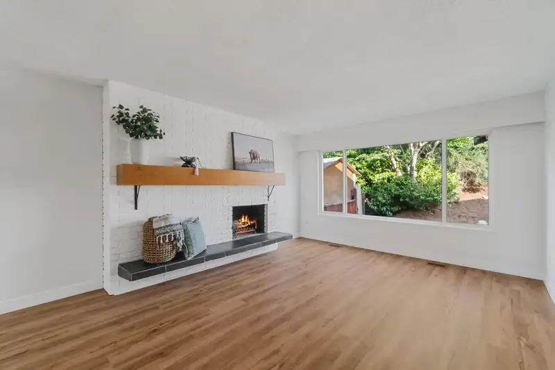 1431 ELINOR CRESCENT - photo 2 of 28