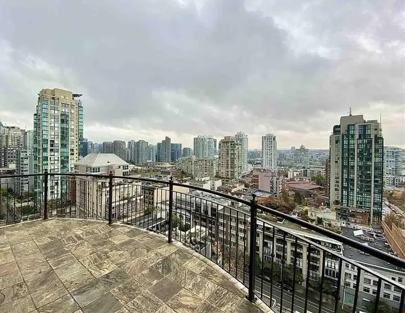 1901 1280 RICHARDS STREET - photo 2 of 24