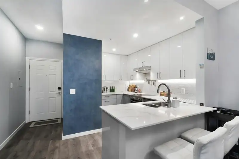 306 630 ROCHE POINT DRIVE - photo 2 of 29