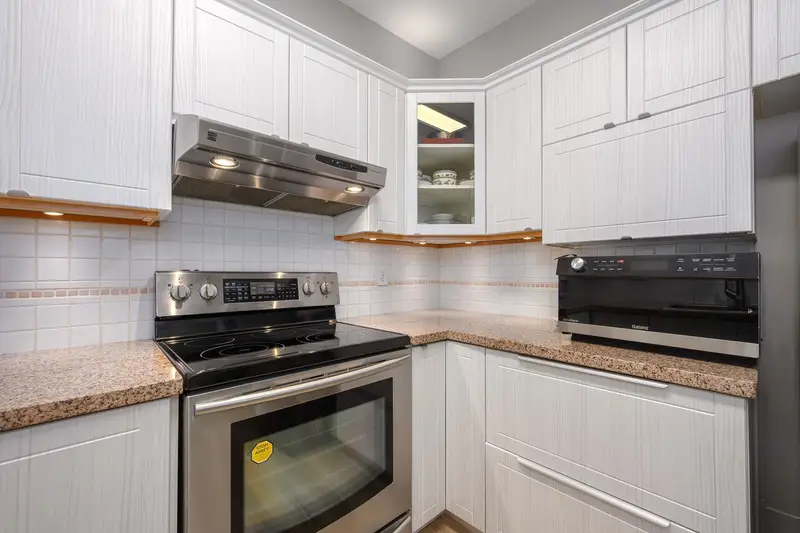 204 2995 PRINCESS CRESCENT - photo 4 of 25