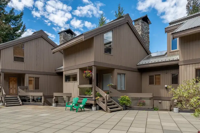 205 6117 EAGLE DRIVE - photo 3 of 34