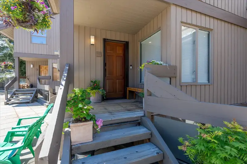 205 6117 EAGLE DRIVE - photo 4 of 34