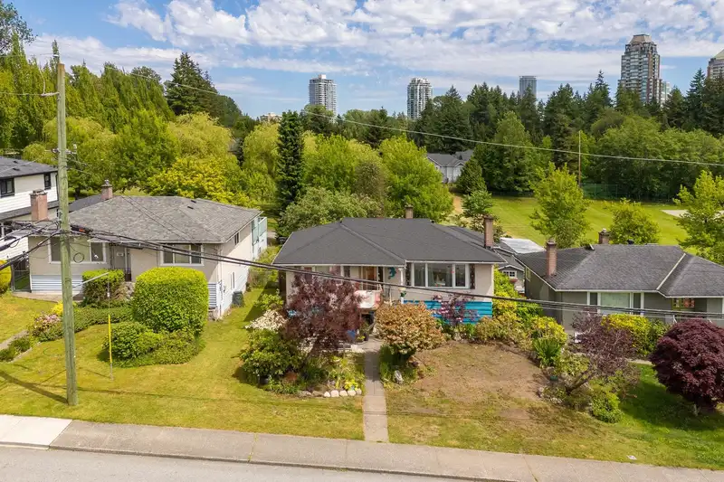 7658 HEDLEY AVENUE - photo 2 of 12