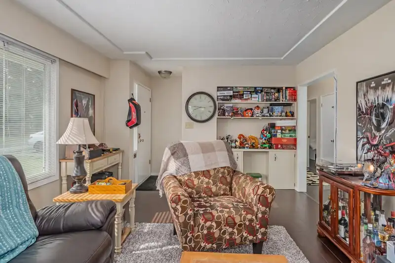 2671 VICTORIA STREET - photo 3 of 26