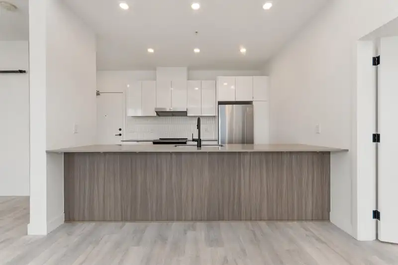 604 32838 LANDEAU PLACE - photo 3 of 40