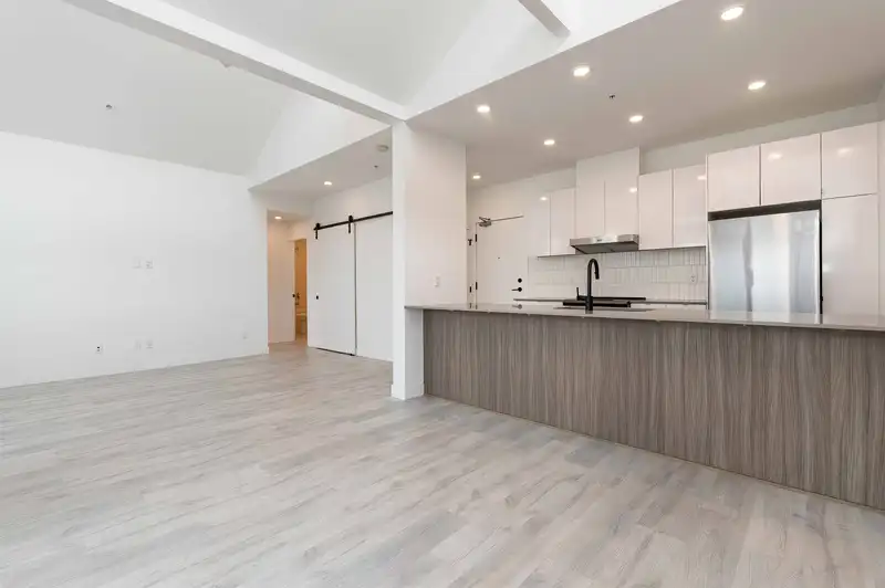 604 32838 LANDEAU PLACE - photo 4 of 40