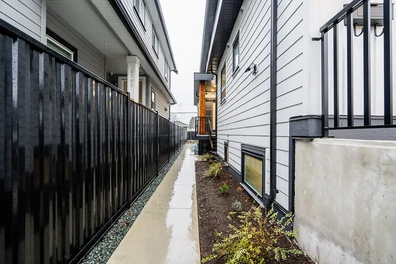 2 2753 NANAIMO STREET - photo 2 of 25