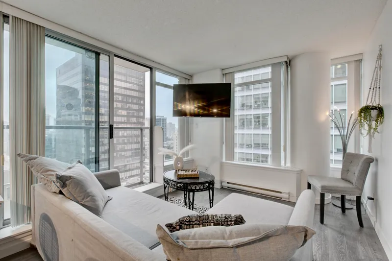 1505 610 GRANVILLE STREET - photo 1 of 25