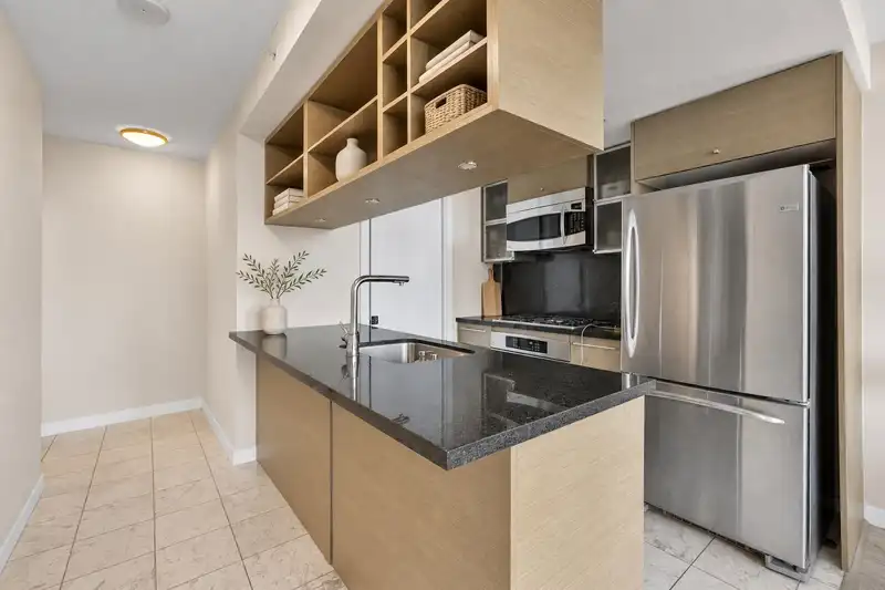 2908 833 SEYMOUR STREET - photo 4 of 10