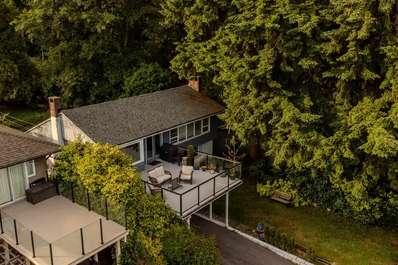 1082 CALVERHALL STREET - photo 4 of 28