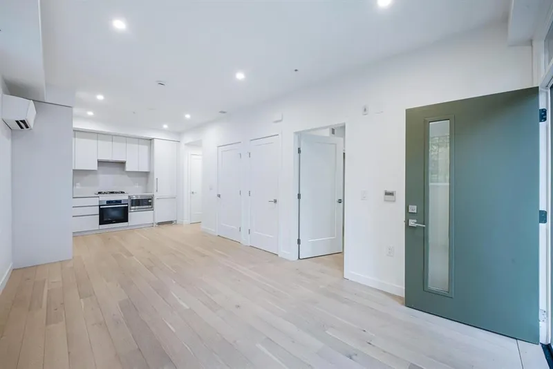 871 33 AVENUE - photo 4 of 25