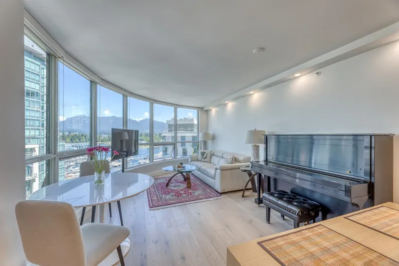 1001 588 BROUGHTON STREET - photo 2 of 25