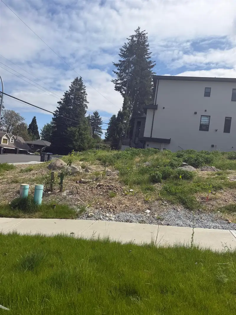 13858 115 AVENUE - photo 2 of 3