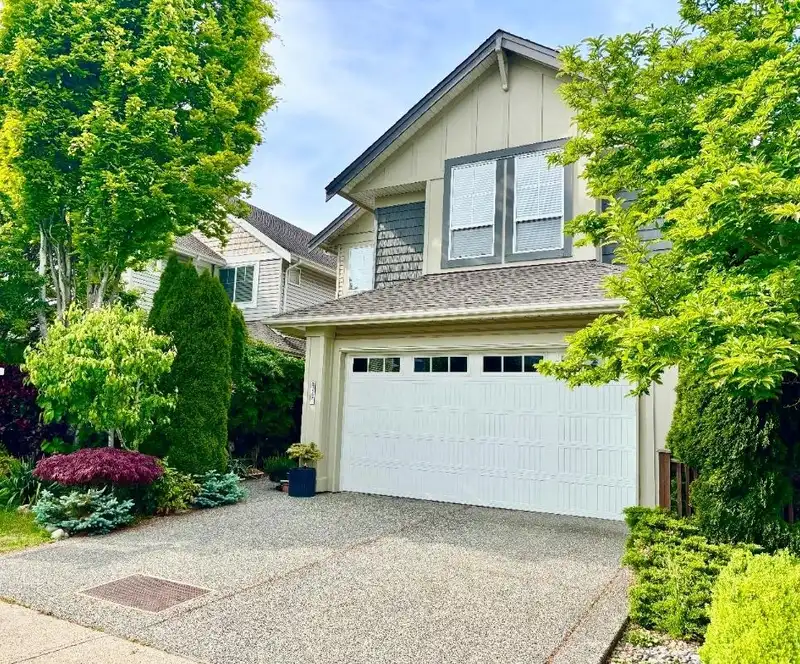 21167 82A AVENUE - photo 2 of 36