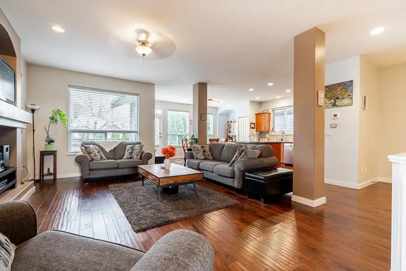 21167 82A AVENUE - photo 4 of 36