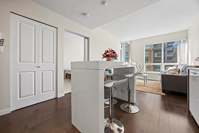 1206 5728 BERTON AVENUE - photo 4 of 21