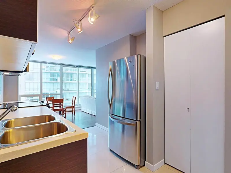 2410 9981 WHALLEY BOULEVARD - photo 3 of 23