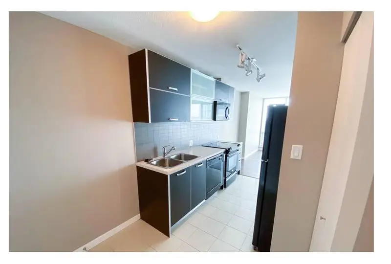 2410 9981 WHALLEY BOULEVARD - photo 4 of 23