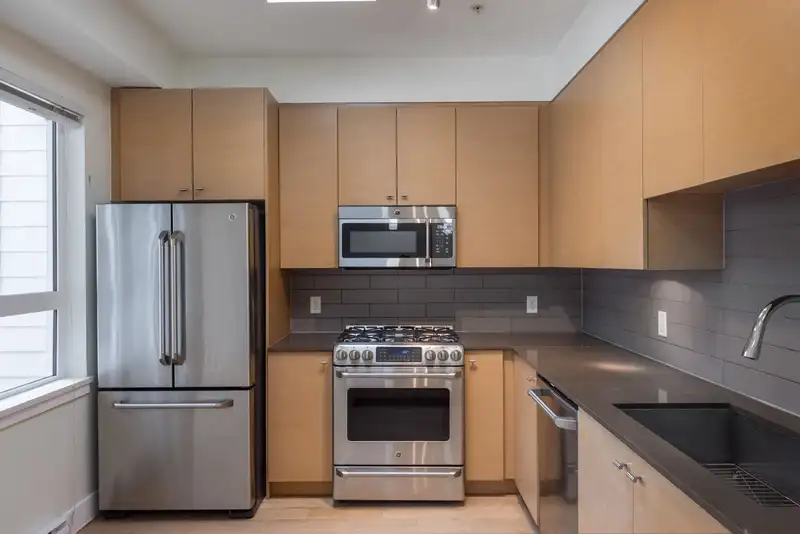202 260 EWEN AVENUE - photo 4 of 11