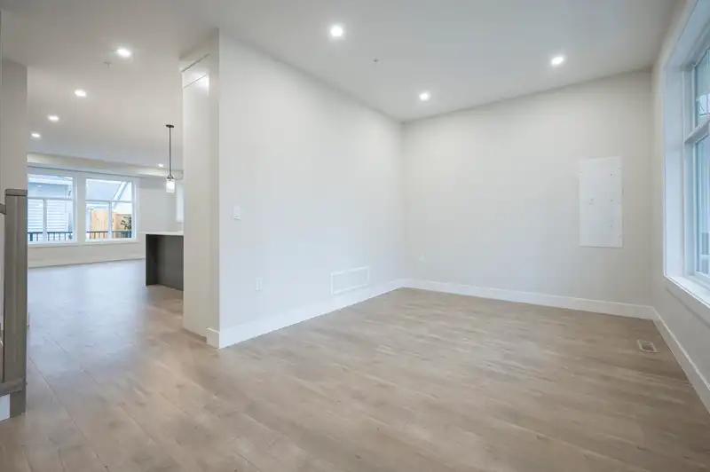 20512 76A AVENUE - photo 4 of 40