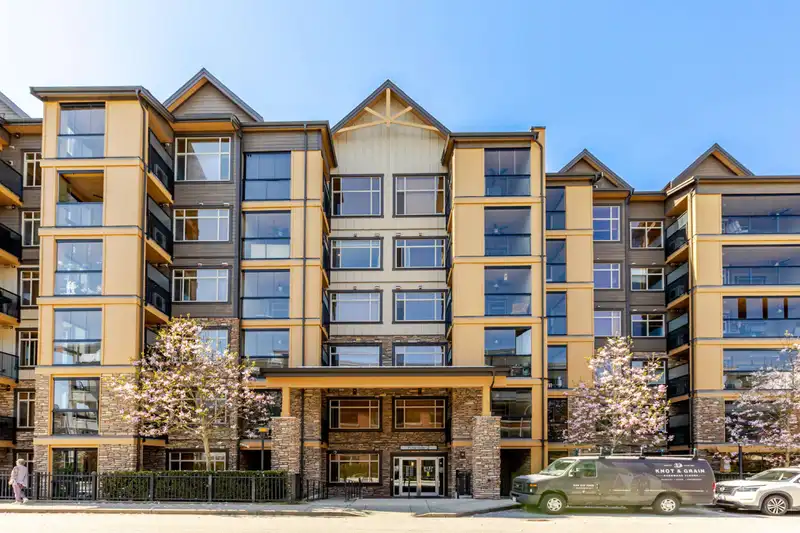 416 8157 207 STREET - photo 2 of 40