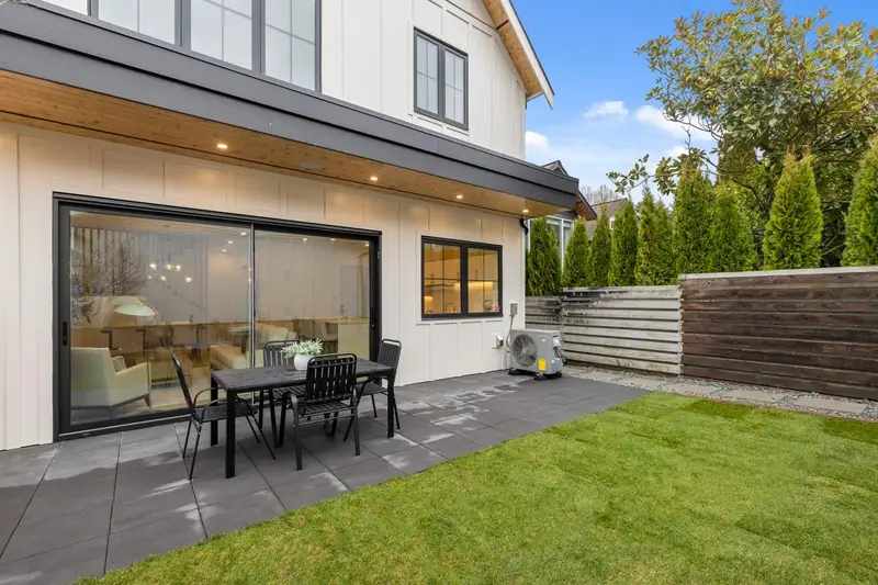 2 810 E 22ND AVENUE - photo 1 of 25