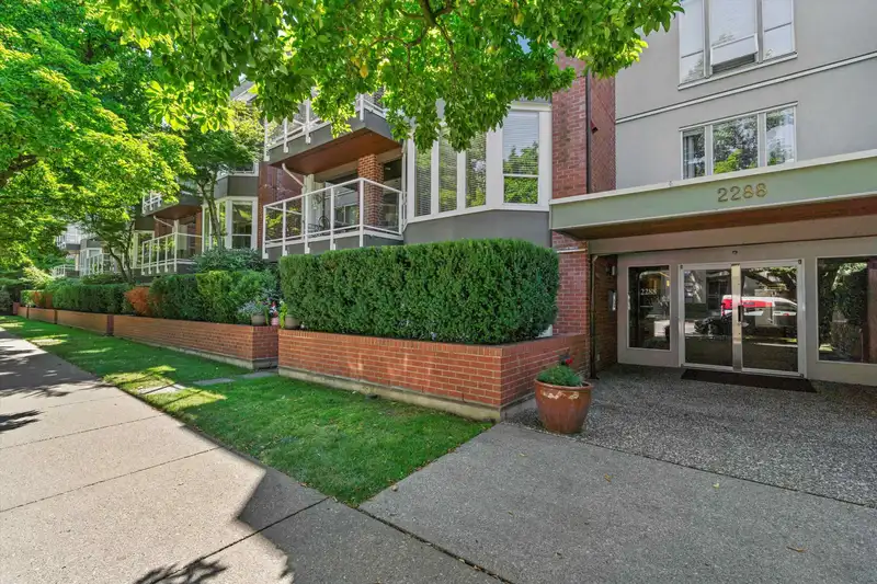 201 2288 W 12TH AVENUE - photo 2 of 33