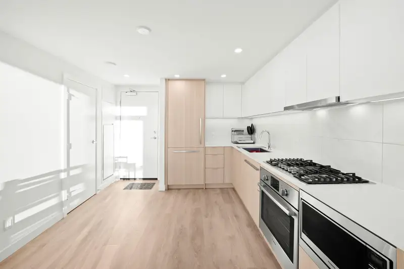 1208 318 ALDERSON AVENUE - photo 2 of 25