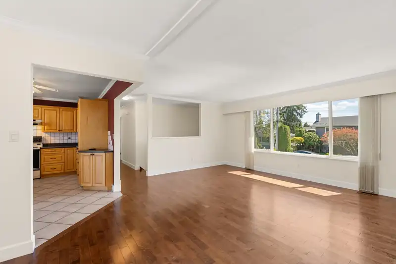 5515 CHESTNUT CRESCENT - photo 4 of 30