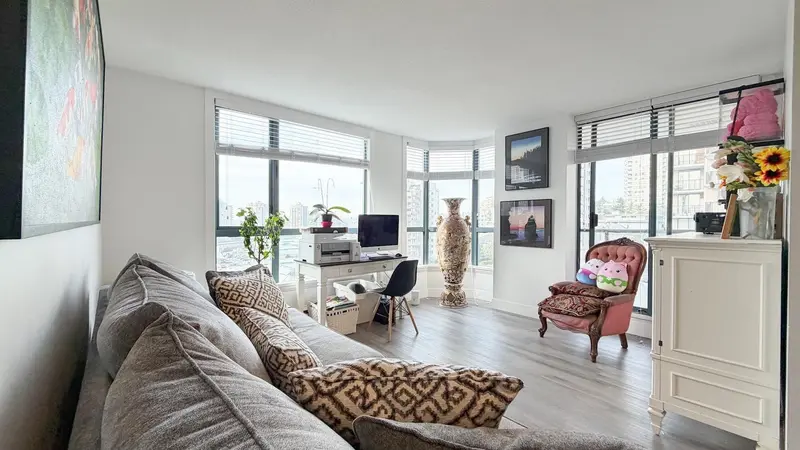 807 838 AGNES STREET - photo 3 of 24