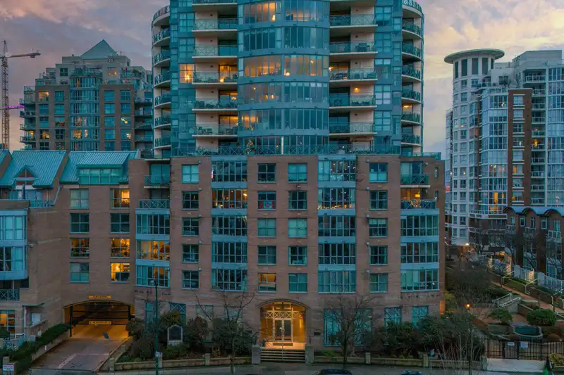 202 1188 QUEBEC STREET - photo 3 of 38
