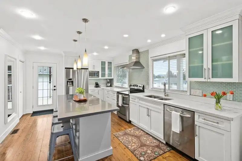 1341 PARKER STREET - photo 2 of 3
