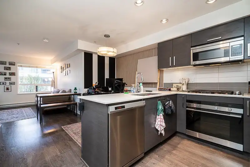 212 2858 W 4TH AVENUE - photo 1 of 25