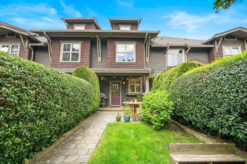 227 600 PARK CRESCENT - photo 1 of 34