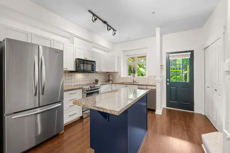 227 600 PARK CRESCENT - photo 2 of 34