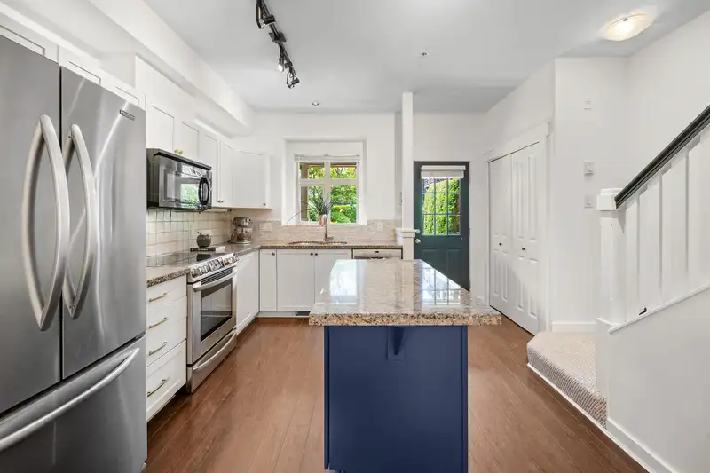 227 600 PARK CRESCENT - photo 3 of 34