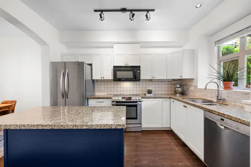 227 600 PARK CRESCENT - photo 4 of 34