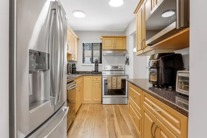 160 13750 67 AVENUE - photo 2 of 21