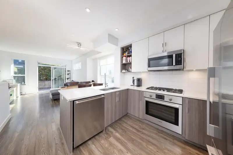 21 7039 MACPHERSON AVENUE - photo 4 of 31