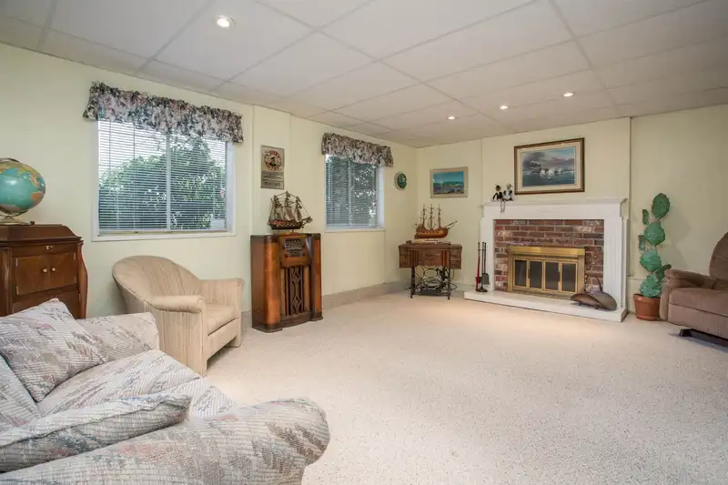 7972 BURNFIELD CRESCENT - photo 4 of 34